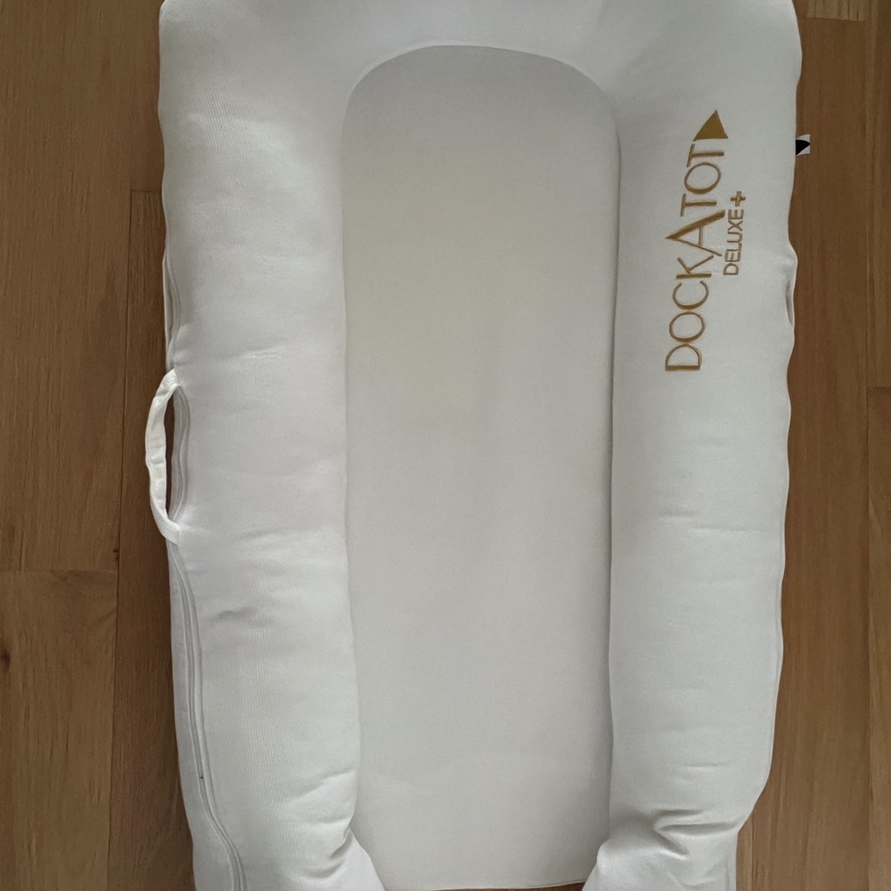 DockATot Delux White- Used-like new. Come with a case.